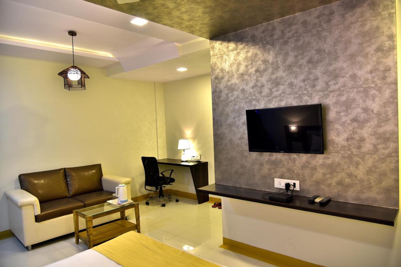 Fabexpress Time Square Hotel Thane Bagian luar foto