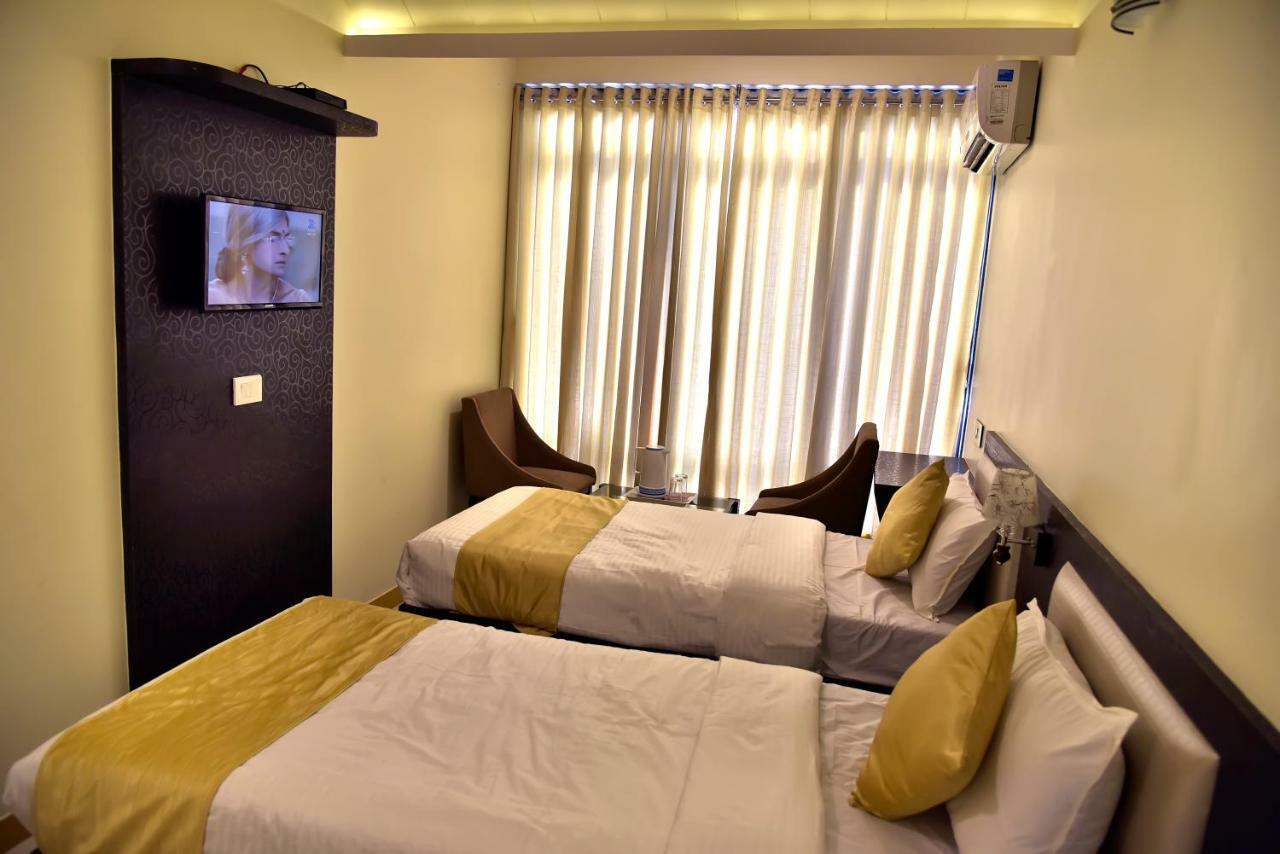 Fabexpress Time Square Hotel Thane Bagian luar foto